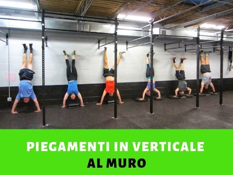 Handstand push up o piegamenti in verticale al muro