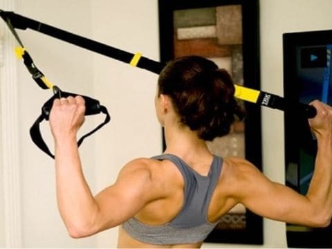 Esercizi per allenare le spalle al TRX